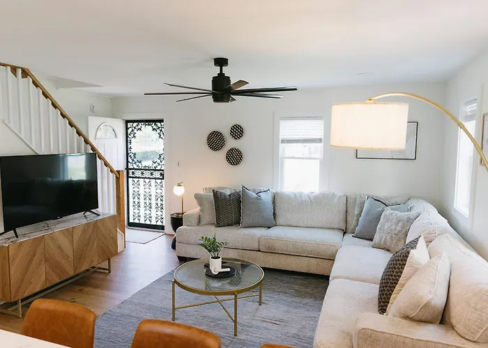 “Ivory Inn” - Cozy Modern Stay W/ Hot Tub - Lex