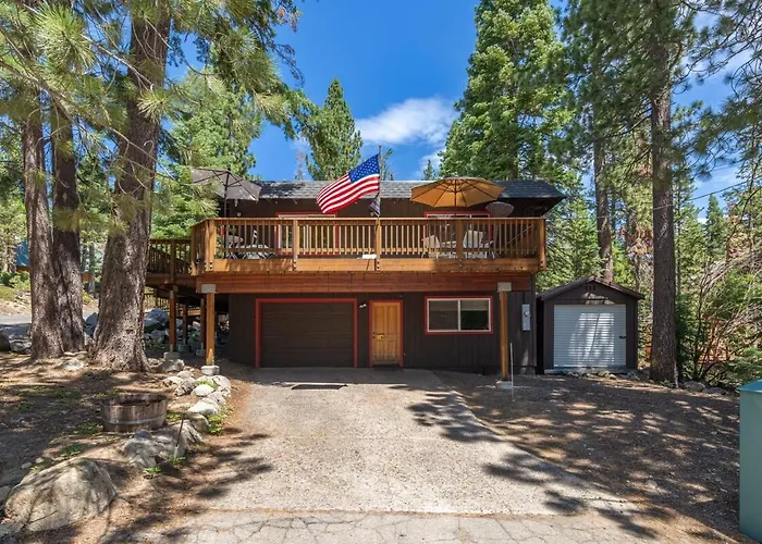 Chamberland Retreat-Hot Tub, Pool Table, Movie & Ski