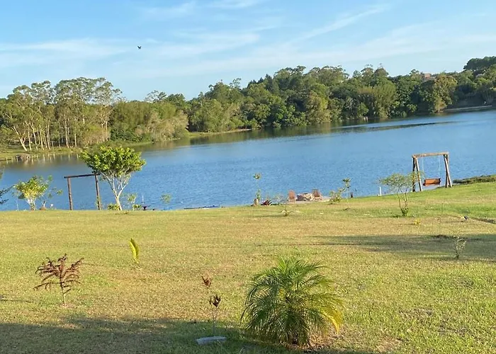 Chalé com hidromassagem de frente para a lagoa
