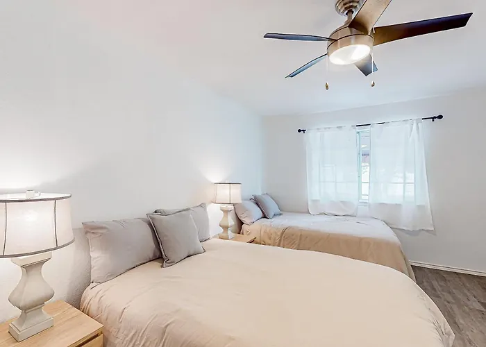 Beautiful Dog-Friendly Home With Fireplace, Large Yard, Hammock, W/D, And Ac