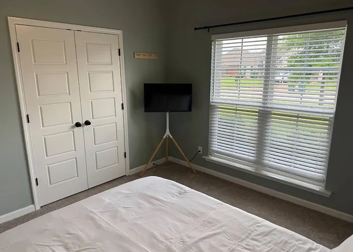 3Br W/ Pool Table & Ping Pong - Near Snowden
