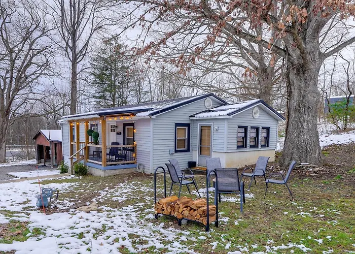 Walk To Dtwn Fayetteville: Family Home W/ Fire Pit