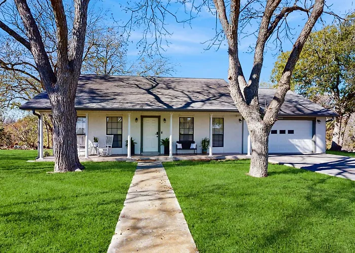 Stunning Rivrefront 3Br With Hot Tub, Water View!