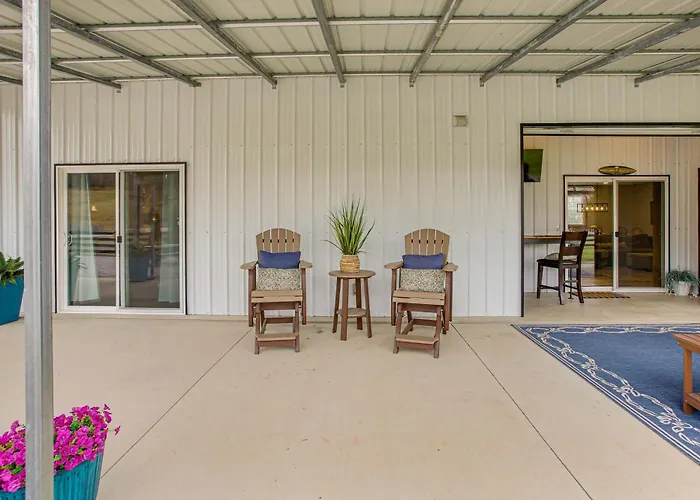 Spacious Patio & Yard! Family Home In Byrdstown