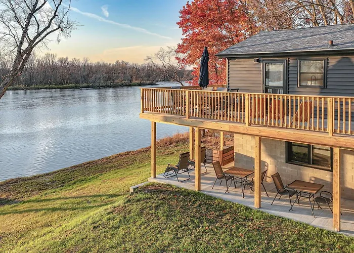 Riverfront Reset! Dells Cabin W/ Kayaks & Deck