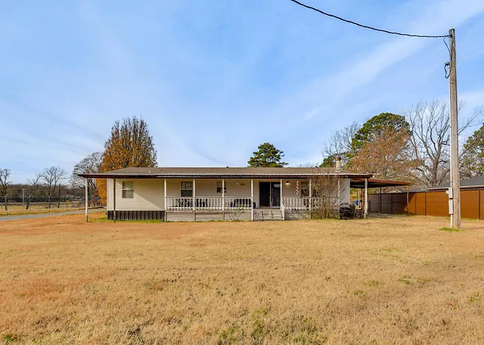 Steps To Lake Eufaula: Family Home W/ Deck & Yard
