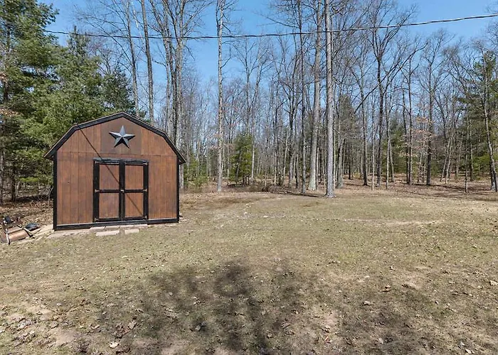 Cozy 3-Bedroom Retreat In Manistee