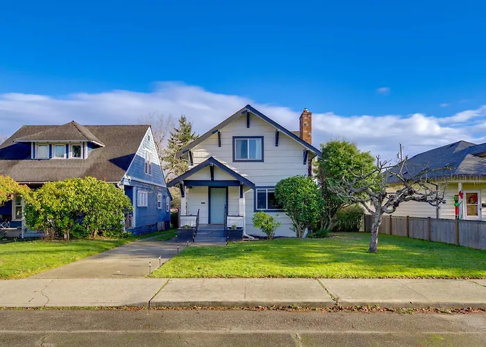 1 Mi To Historic Dtwn: Dog-Friendly Everett Home!