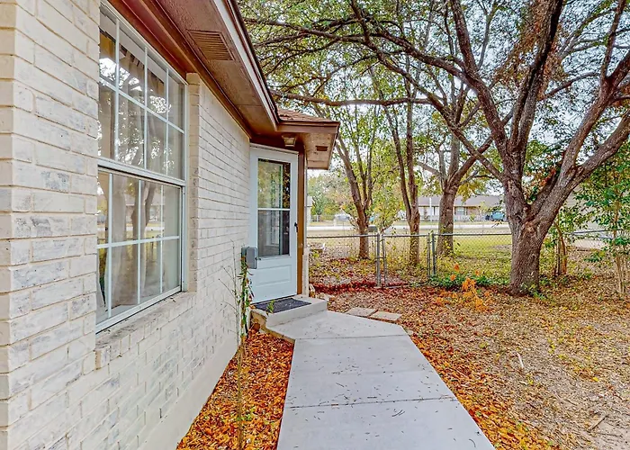 Beautiful Dog-Friendly Home With Fireplace, Large Yard, Hammock, W/D, And Ac