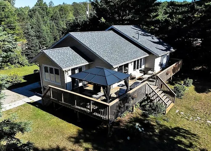 Amazing Lakefront Cottage On Paradise Lake