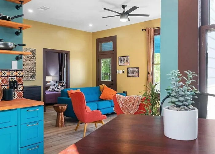 Historic French Royal Estate Near Capitol&UT Perfect Austin Getaway