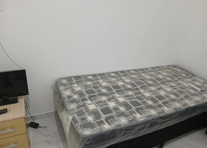 Acomodaçoes temporada quarto, sala, banheiro e área de serviço