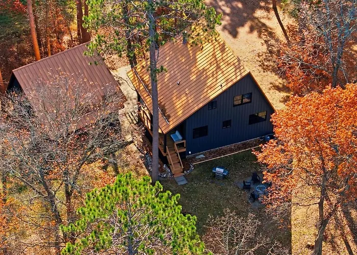 The Log Haus, A Newly Renovated Lakefront Cabin Close To The Trails