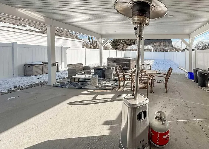 Sleeps 6 Near Neshotah Beach And Lake Michigan
