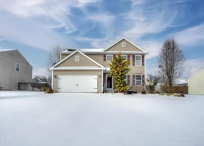 Spacious Family Getaway W/ Yard In Kalamazoo!