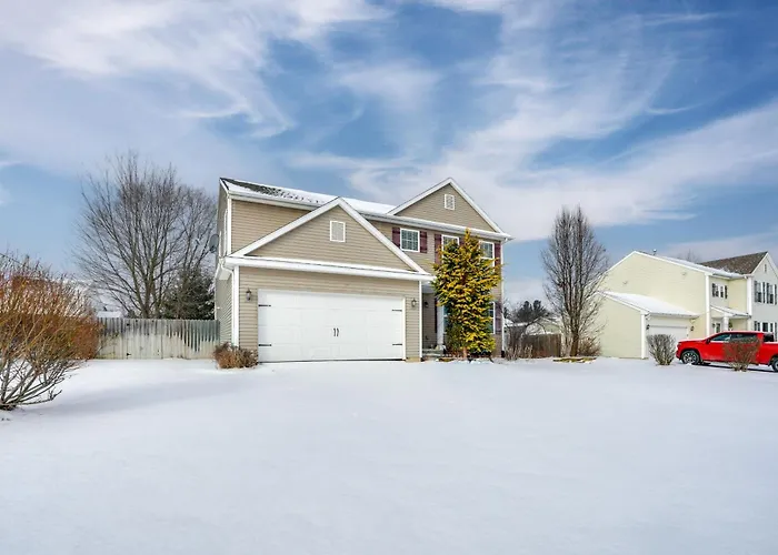Spacious Family Getaway W/ Yard In Kalamazoo!