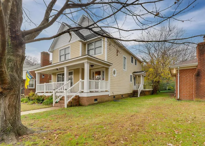 Centrally Located Hampton Roads Home W/ Game Room!