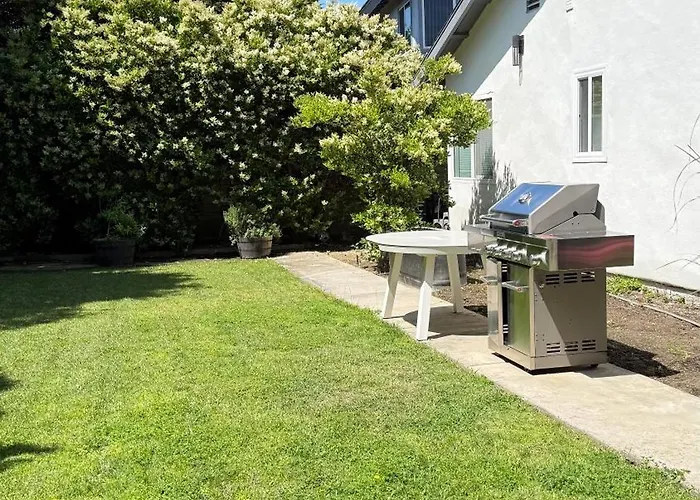 Relaxed, Modern, Socal Living Near The Beach