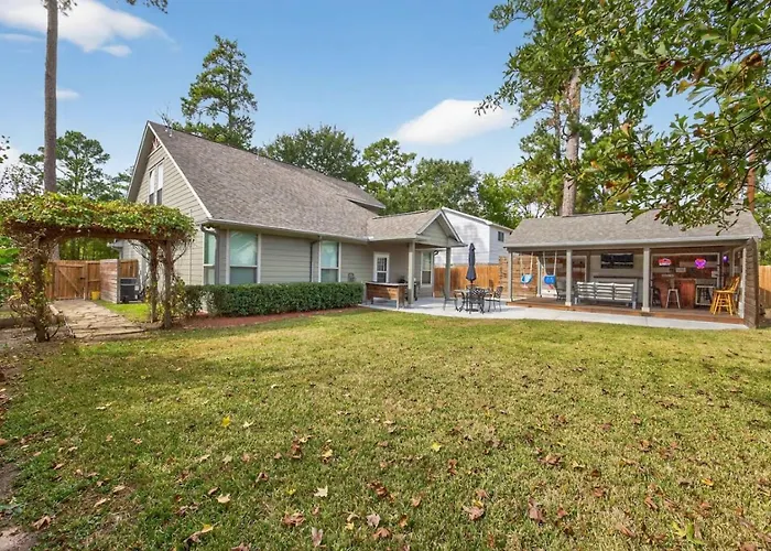 Conroe Family-Friendly 4Br Home With Game Room, Covered Patio & Playset