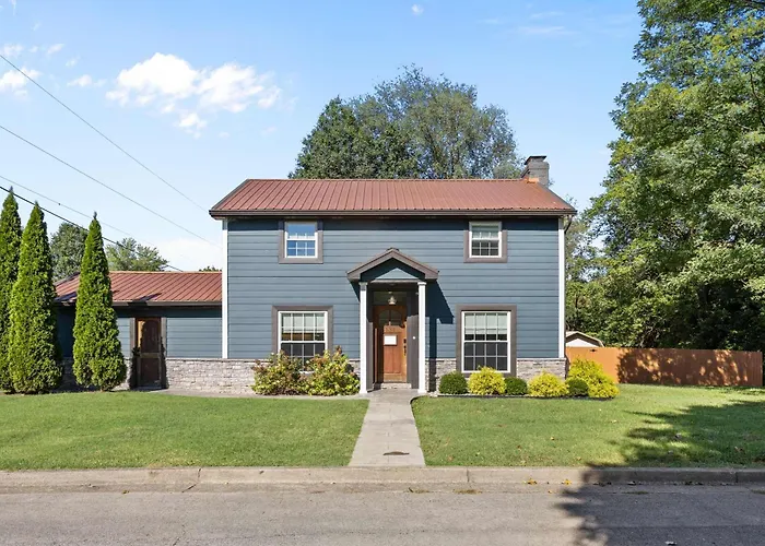 Stay At This Old Fashion House In Bardstown