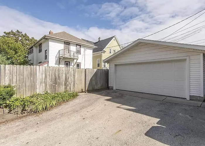 Mins To State Fair & Amfam Field |Sleeps 12|4Br + Parking