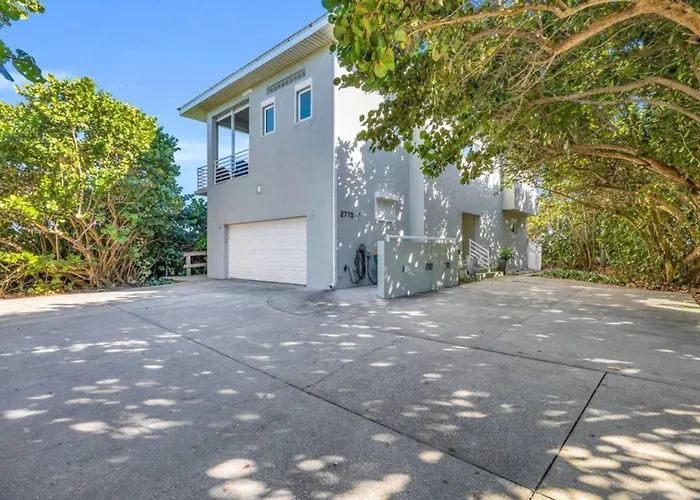 Oceanfront Escape - Private Beach Access - Game Room - Bikes - Surfboard