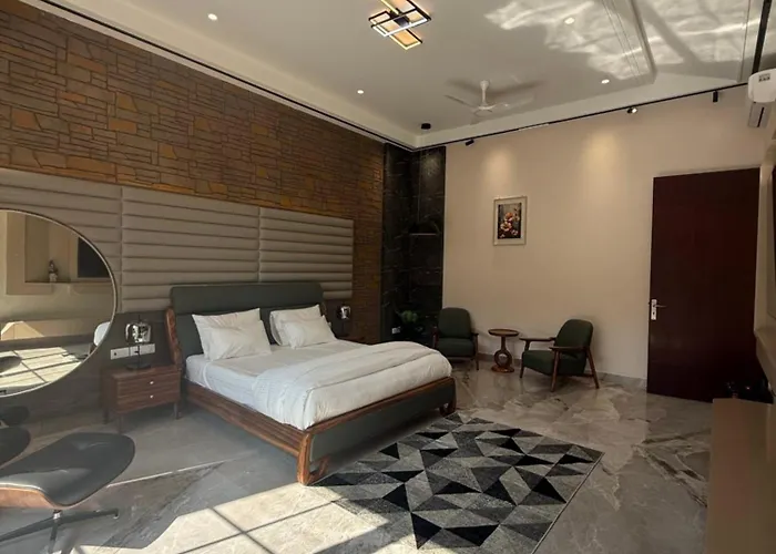 Ultra Luxury 7Bhk Estate I Pool, Grand Lawn And Tubs