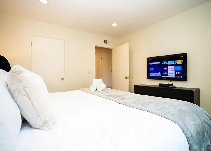 Cheerful 3Br Bar, Jacuzzi & Kids Treehouse