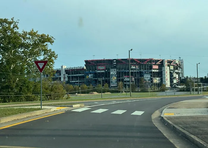 Stylish 3Br Getaway Across Bristol Speedway