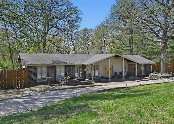 Lake Saint Louis Family Friendly Lakefront Retreat