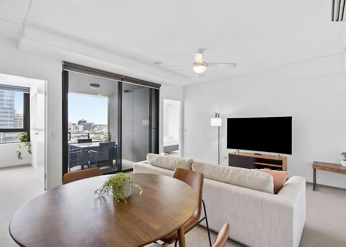 Modern 2 Bedroom Apartment - Short Stroll To James St