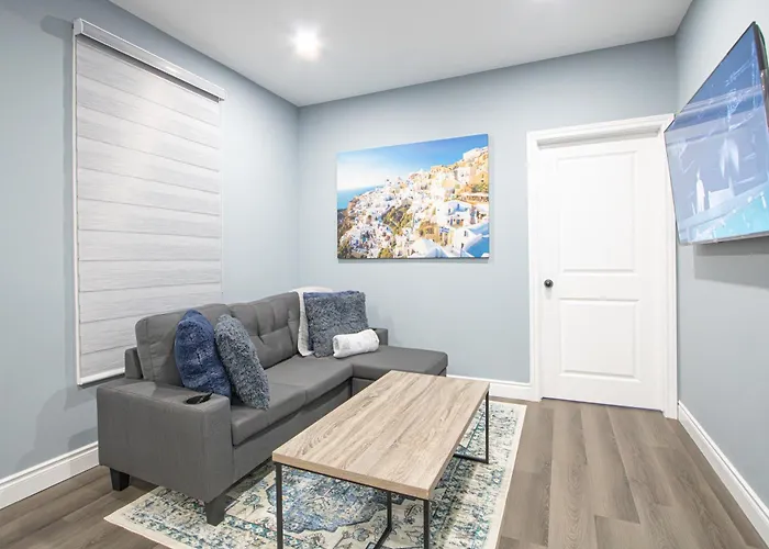 Designer 2Br Suite - Steps To Vic Hospital - Wortley