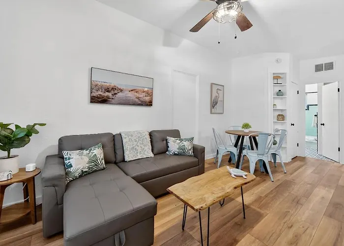 Vintage Florida Pet-Friendly Retreat