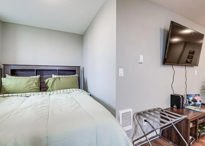 4 Blocks To Riverwalk: Updated Astoria Studio
