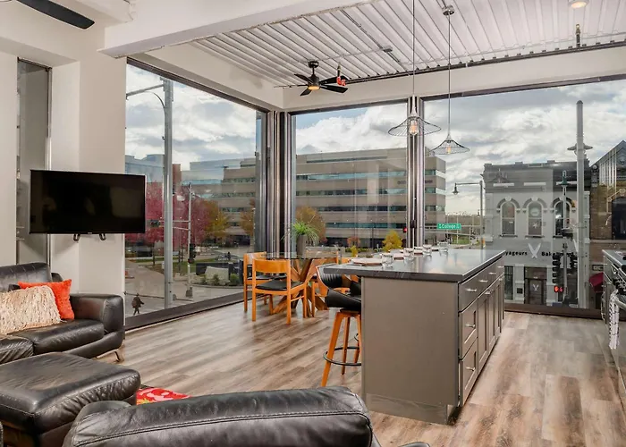 Penthouse City Overlook 2Br Apartment - Free Parking