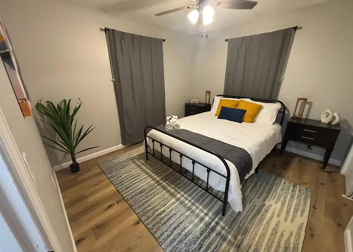 Downtown Manhattan Stay Near Poyntz Ave