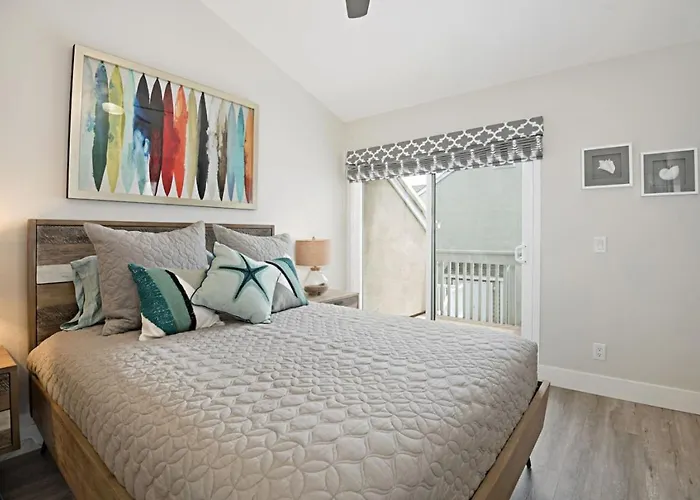 Chic Upstairs Condo Steps From Strands Beach