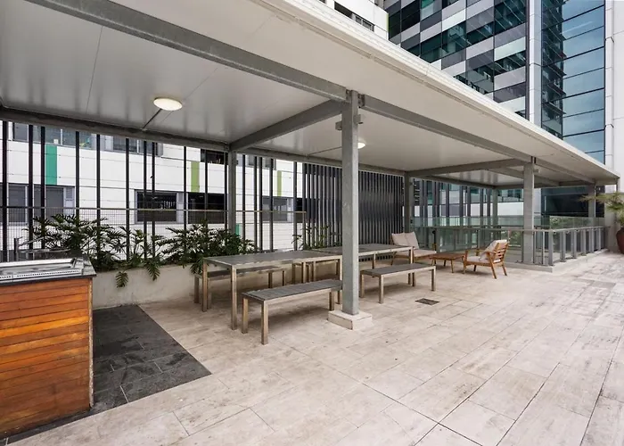 Modern 2 Bedroom Apartment - Short Stroll To James St