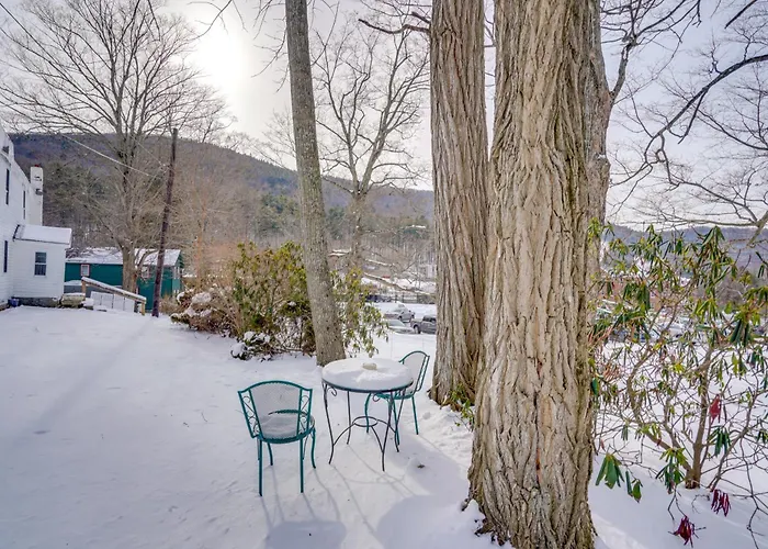 Hike, Fish & Ski: Riverside Barn Loft In Lee