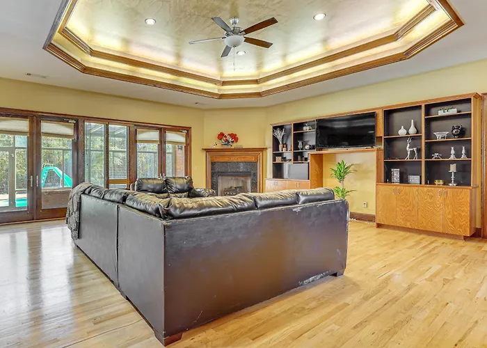 Scenic Lagrange Retreat! 3,600 Sq Ft, Pool Access