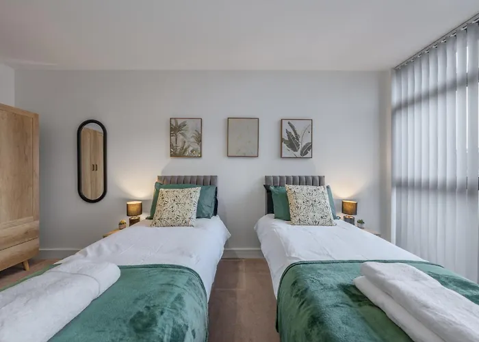 Modern 2-Bed Flat With Balcony And Free Parking - Ideal For Contractors