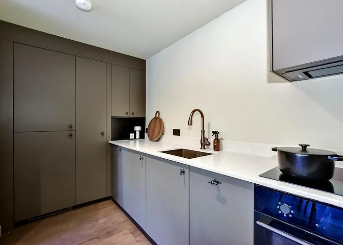 Luxury 2 Bed Canal Side Apartment Near Kings Langley Station & Warner Brother Studios