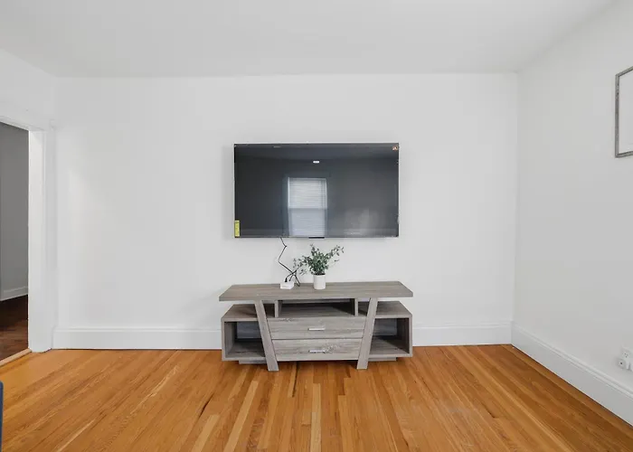 Newton Newly Renovated 3Br Apt