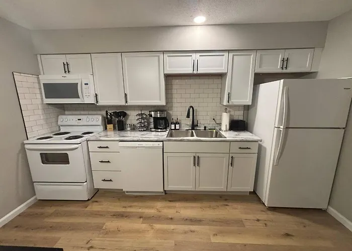 Downtown Manhattan Stay Near Poyntz Ave