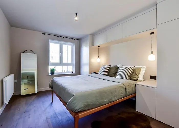 Luxury 2 Bed Canal Side Apartment Near Kings Langley Station & Warner Brother Studios