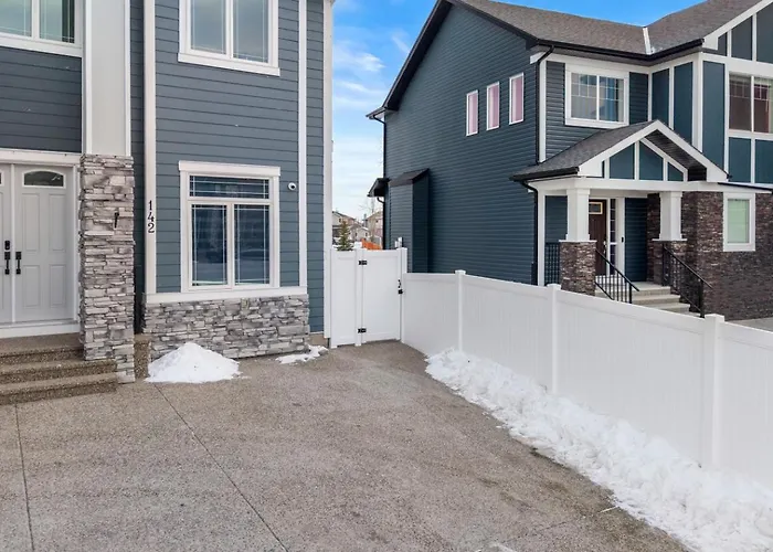 Airdrie 1Br Private Guest Suite Near The Canal - Queen Bed, Full Kitchen, Driveway Parking