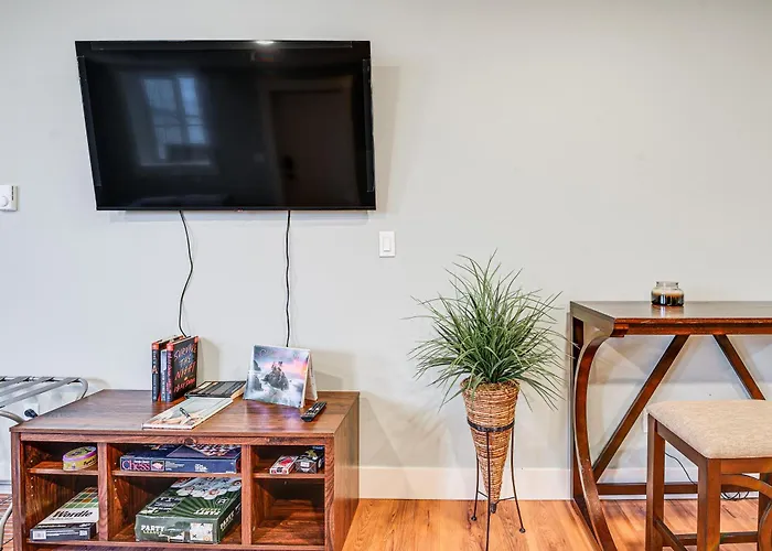 4 Blocks To Riverwalk: Updated Astoria Studio