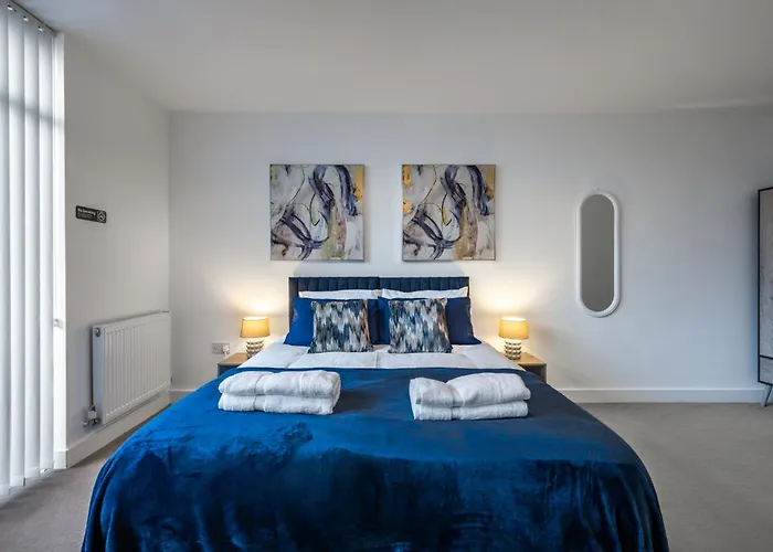 Modern 2-Bed Flat With Balcony And Free Parking - Ideal For Contractors