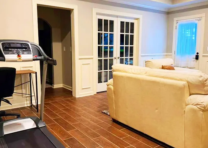 Private And Relaxing Getaway With Gym, Pool & Hot Tub