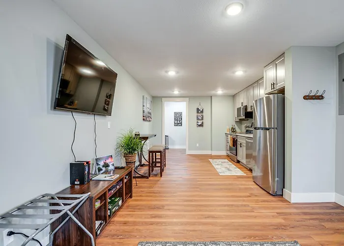 4 Blocks To Riverwalk: Updated Astoria Studio